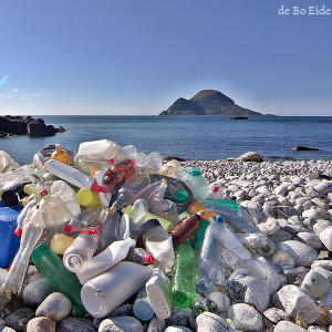 Botellas de plástico recogidas de una playa de piedras.
