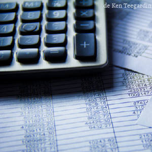 Una calculadora sobre un papel con cifras financieras.