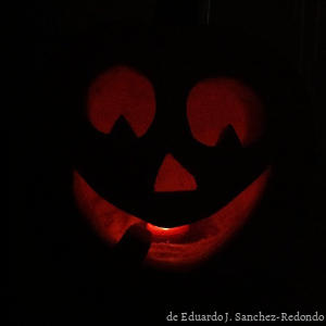 Fotografía de una calabaza tallada con un motivo de Halloween.