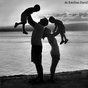 Fotografía de una familia en la playa.