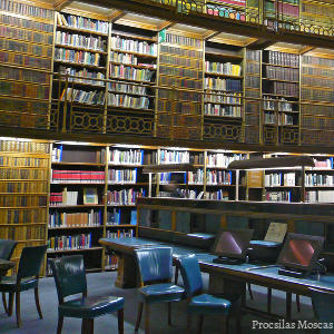 Fotografía de una biblioteca.