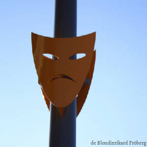 Una máscara de teatro triste en un poste. Foto de Blondinrikard Fröberg.